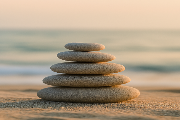 Pierres zen empilées sur une plage paisible
