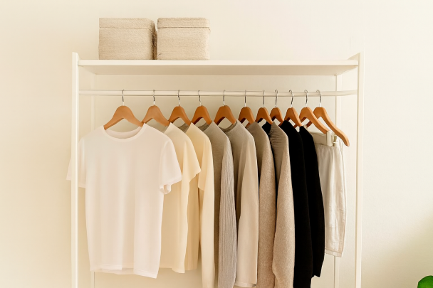 Dressing organisé avec vêtements minimalistes et bien rangés