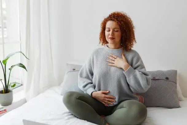 Personne en méditation dans une ambiance paisible