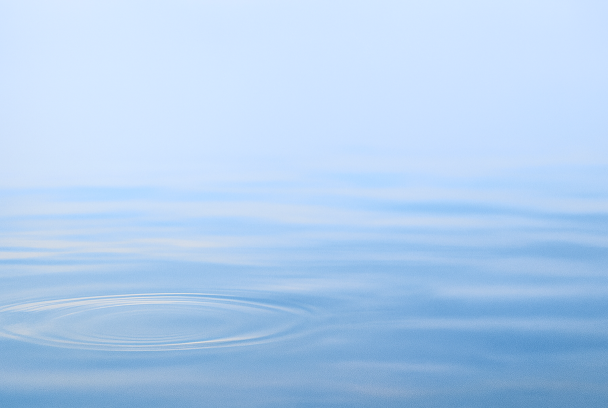 Eau calme symbolisant l’esprit apaisé